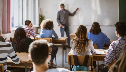 Professore spiega in classe