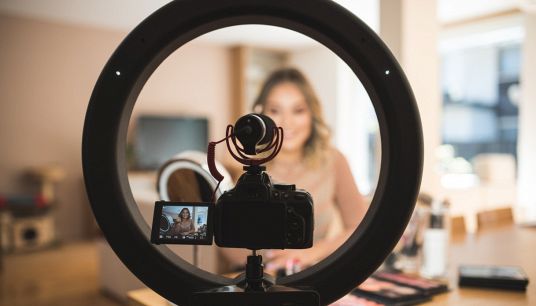 Influencer di fronte al Ring Light