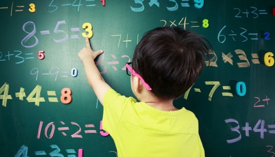 Bambino impara la matematica