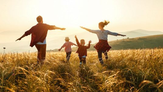 Figli corrono con i genitori