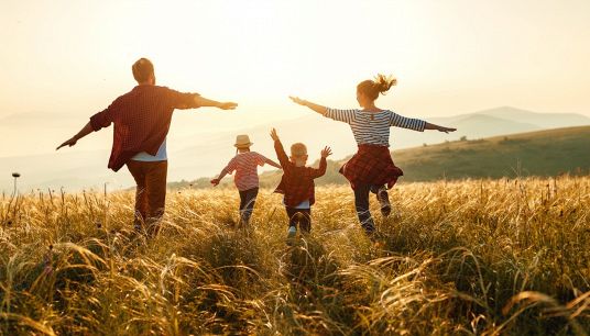 Figli corrono con i genitori