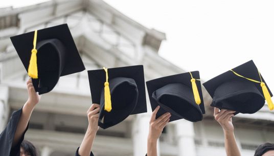 Giovani laureati di fronte all'Università