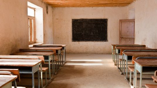 Banchi di una vecchia scuola