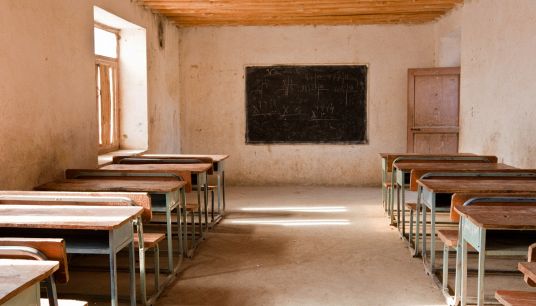 Banchi di una vecchia scuola