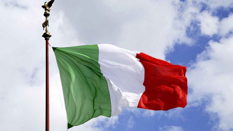 Bandiera italiana issata per il 25 aprile