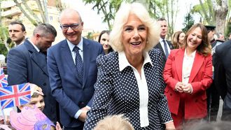 Camilla visita la scuola Manzoni a Roma: il regalo speciale
