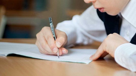 Bambino fa un esame a scuola