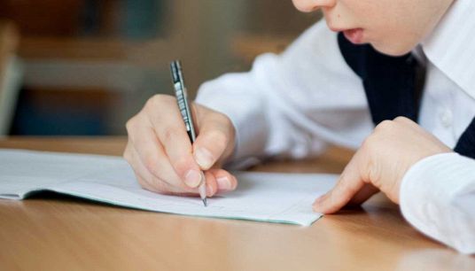 Bambino fa un esame a scuola