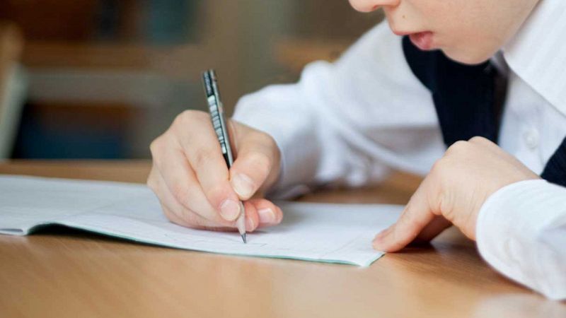 Bambino fa un esame a scuola