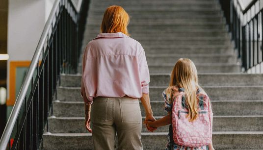 Genitore con la figlia a scuola