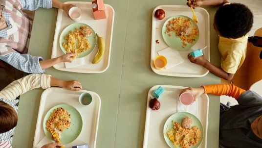 Bambini alla mensa scolastica