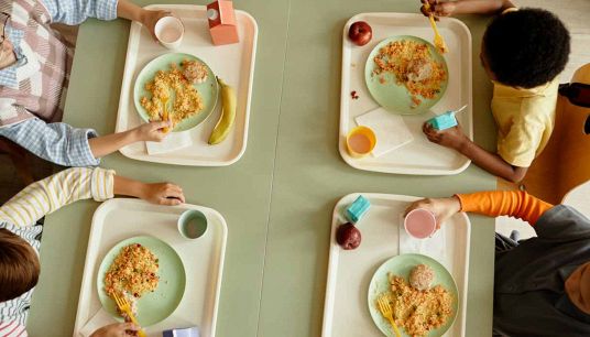 Bambini alla mensa scolastica
