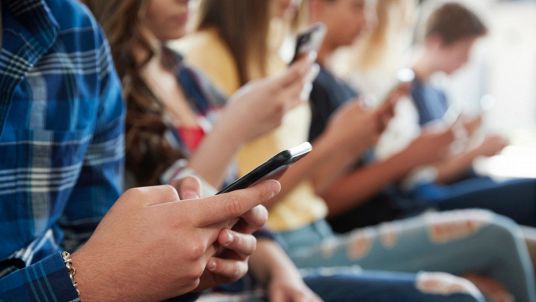 Stop cellulari in classe, la reazione degli studenti alla proposta di Valditara