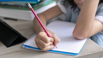 Allarme sui bambini italiani sulla scrittura a mano: lo studio