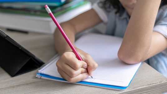 Allarme sui bambini italiani sulla scrittura a mano: lo studio