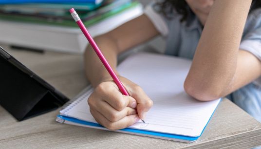 Allarme sui bambini italiani sulla scrittura a mano: lo studio