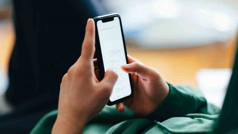 Adolescente dipendente da smartphone