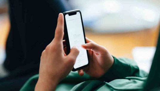 Adolescente dipendente da smartphone