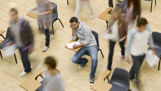 Ragazzi impegnati all'esame di Maturità