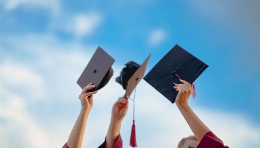 Laureati italiani alzano il cappello