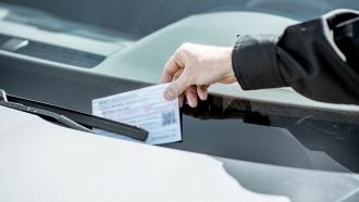 Studente in ritardo alla Maturità: biglietto ai vigili e multa