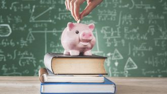 Caro libri a scuola e tetti di spesa: la protesta dei docenti