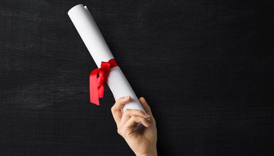 Diploma di Maturità in mano alla studentessa