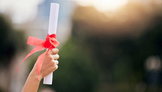 Ragazza con il diploma di Maturità 2025