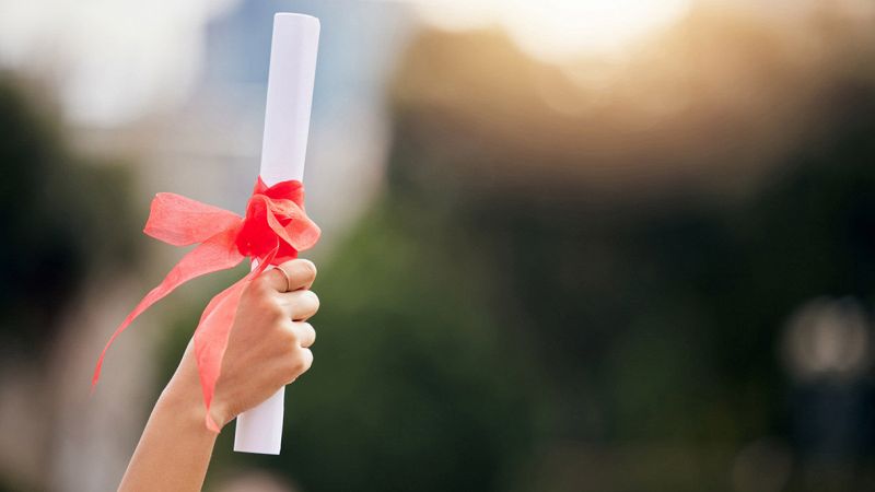 Ragazza con il diploma di Maturità 2025