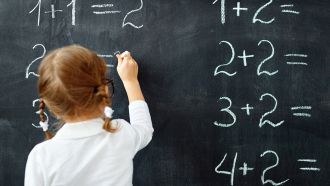 Bimbi maschi più bravi in matematica delle femmine: lo studio