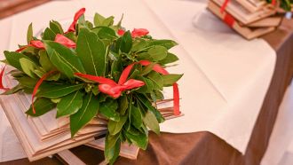 Verona, discute la tesi di laurea col figlio di 5 anni