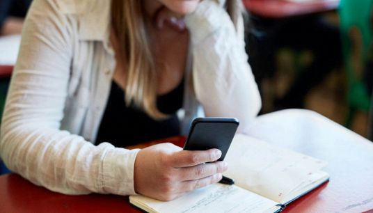 Smartphone a scuola, i divieti