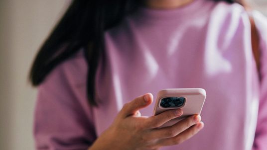 Consegnare lo smartphone alla figlia