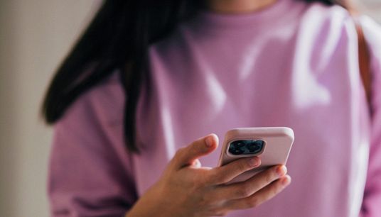 Consegnare lo smartphone alla figlia