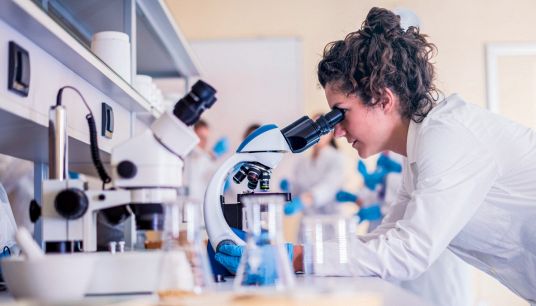 Amazon premia le studentesse STEM: 33 borse di studio