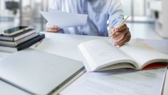 Studente chiede di cambiargli il voto, la denuncia del prof