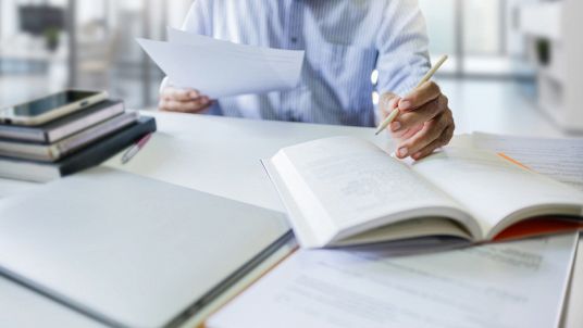 Studente chiede di cambiargli il voto, la denuncia del prof