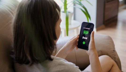 Chatbot IA le nuove confidenti degli adolescenti: l'allarme