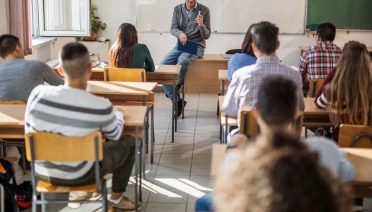 Professori e studenti in una classe