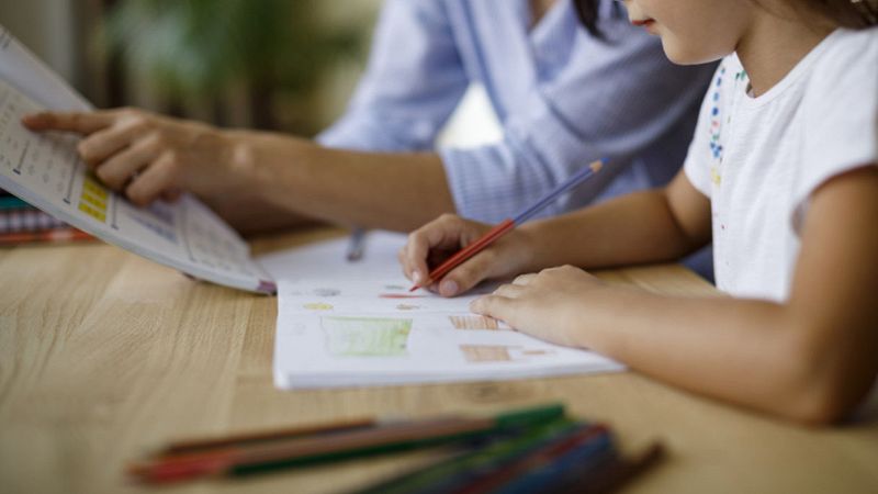 Bambina fa i compiti delle vacanze