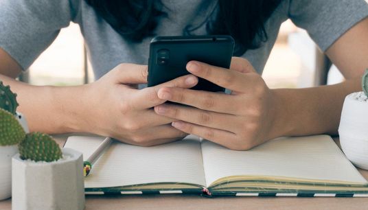 Studenti che usano l'intelligenza artificiale