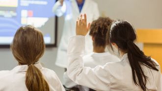 Corsi a pagamento per superare il semestre a Medicina? Attenzione