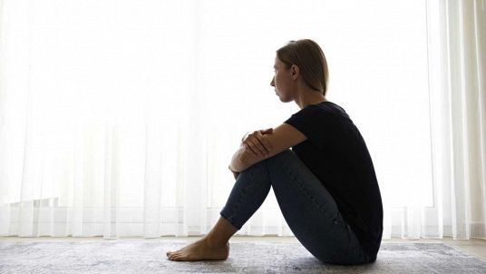 Ragazza giovane triste e depressa