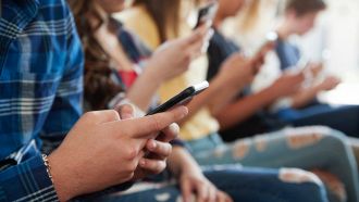 Smartphone vietati anche durante le gite: il caso a Monfalcone