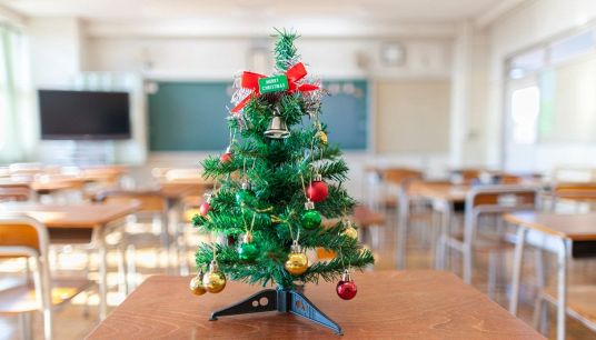 Vacanze di Natale record nel 2025: quanto si sta a casa da scuola