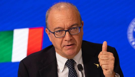 Valditara e l'annuncio sui docenti precari: "Mai successo prima"