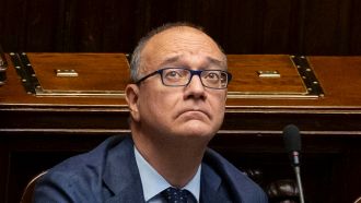 Insegnanti di sostegno, bufera su Valditara: 