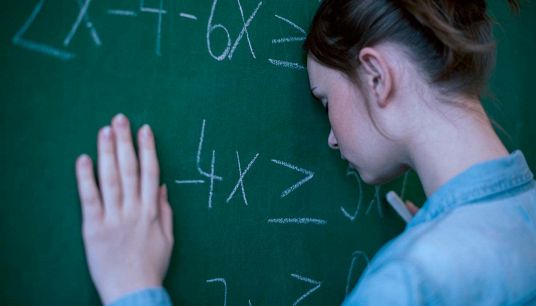 Studentessa in ansia per la matematica