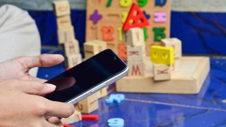 A Padova cellulari vietati all'asilo per insegnanti e personale