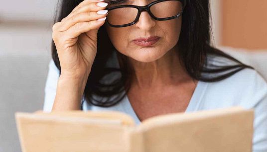 Donna legge un testo breve